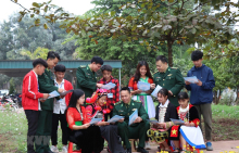 Bộ đội Biên phòng tỉnh Điện Biên tuyên truyền, phổ biến pháp luật về an ninh biên giới, chủ quyền lãnh thổ cho các em học sinh các dân tộc tại Trường Trung học phổ thông Mường Nhé (huyện Mường Nhé, tỉnh Điện Biên)_Nguồn: vietnamplus.vn.