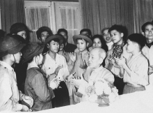 Bác Hồ với các cháu dũng sĩ miền Nam ra thăm miền Bắc (13-2-1969). Ảnh tư liệu.
