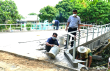 Cầu Trường Quới ở ấp Nhơn Thọ 1A đang được hoàn thành các hạng mục cuối để đưa vào sử dụng.