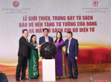 Đại biểu nhấn nút khai trương Tủ sách Bảo vệ nền tảng tư tưởng của Đảng và Tủ sách Chi bộ điện tử. (Ảnh: Phương Hoa/TTXVN)