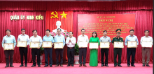 Đồng chí Trần Tiến Dũng, Phó Bí thư Thường trực Quận ủy - Chủ tịch HĐND quận Ninh Kiều biểu dương khen thưởng các tập thể, cá nhân tiêu biểu, điển hình trong học tập và làm theo tư tưởng, đạo đức phong cách Hồ Chí Minh.