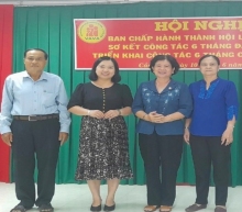 Bà Võ Thị Thanh Nga – Chủ tịch Thành hội chúc mừng 03 ông, bà được bổ sung Ban Chấp hành Thành hội nhiệm kỳ 2017-2022.
