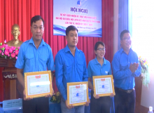 Đồng chí Trần Việt Tuấn, Ủy viên Ban Thường vụ Thành đoàn, Phó Chủ tịch Thường trực Ủy ban Hội LHTN Việt Nam Thành phố trao tặng giấy khen cho tập thể có thành tích xuất sắc trong công tác Hội giai đoạn 2019 – 2022.