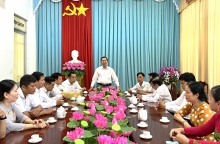 Đồng chí Nguyễn Hoàng Ba – Thành ủy viên, Bí thư Quận ủy Ô Môn chúc mừng tập thể cán bộ, nhân viên Trung tâm Văn hóa - Thể thao và Truyền thanh quận nhân Ngày Báo chí cách mạng Việt Nam.