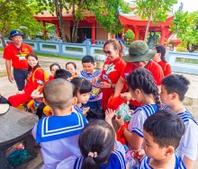 Kiều bào tặng quà các cháu ở thị trấn Trường Sa
