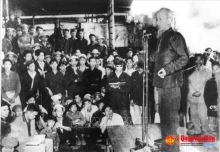 Bác Hồ nói chuyện với công nhân Nhà máy cơ khí Duyên Hải (Hải Phòng), ngày 16/3/1961. Ảnh tư liệu