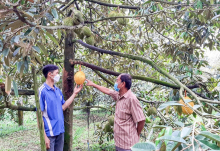 Cán bộ khu vực Trường Trung (bên phải) thăm hỏi tình hình sản xuất của người dân.