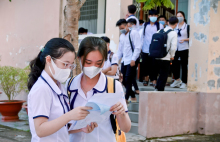 Thí sinh điểm thi Trường THPT Phan Văn Trị (huyện Phong Điền) tự tin sau khi hoàn thành kỳ thi tốt nghiệp Trung học phổ thông năm 2021. Ảnh Duy Khôi.