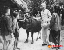 Bác Hồ thăm bà con nông dân các dân tộc tỉnh Tuyên Quang trong cải cách ruộng đất.