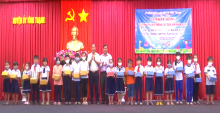 Tặng quà cho trẻ có hoàn cảnh khó khăn, trẻ em thuộc diện hộ nghèo, trẻ bị ảnh hưởng bởi dịch COVID-19. Ảnh: Minh Đức.