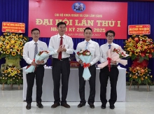 Lãnh đạo Ðảng ủy Bệnh viện tặng hoa chúc mừng Chi ủy Chi bộ Khoa Khám và Cận lâm sàng nhiệm kỳ 2022-2025.