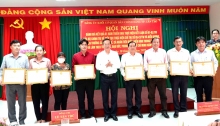 Đồng chí Lê Tấn Thủ, Ủy viên Ban Thường vụ Thành ủy, Trưởng Ban Tổ chức Thành ủy, trao giấy khen cho các tập thể thuộc Đảng bộ Khối Cơ quan Dân chính Đảng thành phố có thành tích tiêu biểu trong học tập và làm theo tư tưởng, đạo đức phong cách Hồ Chí Minh