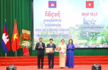 Ông Nguyễn Thực Hiện - Phó Chủ tịch UBND TP Cần Thơ và bà Nguyễn Thị Ngọc Điệp, Giám đốc Sở Ngoại vụ Cần Thơ tặng hoa và quà cho Ngài Sok Dareth cùng phu nhân.