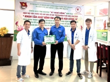 Bí thư Trung ương Đoàn thăm, tặng quà đội hình tình nguyện và mô hình khởi nghiệp thanh niên Cần Thơ