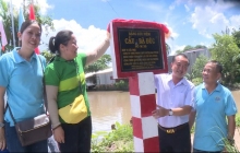 Ông Huỳnh Văn Tùng, Phó Bí thư Thường trực Huyện ủy Thới Lai dự lễ cắt băng khánh thành công trình cầu Kênh Bà Đúc, thuộc ấp Định Hòa B.