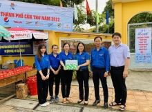 Đồng chí Lư Thị Ngọc Anh, Uỷ viên Ban Thường vụ Trung ương Đoàn, Bí thư Thành đoàn Cần Thơ thăm và tặng quà các chiến sĩ tình nguyện.