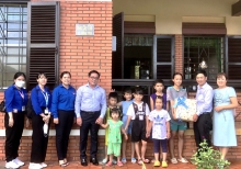 Đoàn Trường Đại học Y Dược Cần Thơ thăm, tặng quà làng trẻ SOS tỉnh Bến Tre