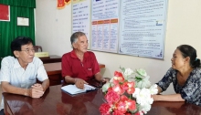 Cán bộ khu vực 10 thăm hỏi đời sống của người dân.