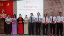 Các học viên nhận giấy chứng nhận hoàn thành chương trình bồi dưỡng ngạch chuyên viên chính.