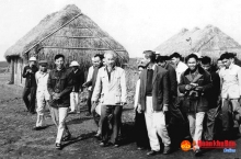 “Trong bầu trời không gì quý bằng Nhân dân. Trong thế giới, không gì mạnh bằng lực lượng đoàn kết của Nhân dân”