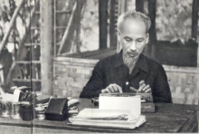 "Người cách mạng phải có đạo đức cách mạng làm nền tảng mới hoàn thành được nhiệm vụ cách mạng vẻ vang"