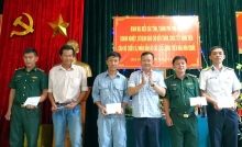 Mang quà Tết đến với quân dân Hòn Chuối