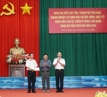 Đoàn đại biểu các tỉnh, thành phía Nam chúc Tết cán bộ, chiến sĩ Vùng 5 Hải quân