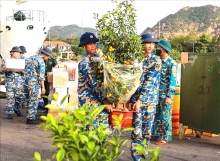 Mang Tết đầm ấm đến với Trường Sa