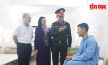 Những thầy thuốc "áo xanh" trên đảo: Bài 1: Cứu người giữa trùng khơi