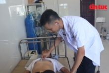 Những thầy thuốc "áo xanh" trên đảo: Bài 2: Điểm tựa trong lòng dân