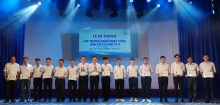 Truyền nghề đàn tài tử cho các nhạc công