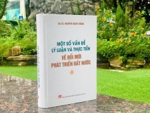Ra mắt cuốn sách “Một số vấn đề lý luận và thực tiễn về đổi mới, phát triển đất nước”