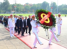 Đoàn đại biểu các gương điển hình, tiêu biểu TP. Cần Thơ báo công dâng Bác