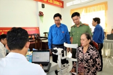 Khám bệnh, cấp phát thuốc và tặng quà gia đình chính sách tại xã Hỏa Lựu