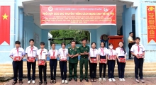 Giáo dục truyền thống cách mạng cho học sinh và giáo viên