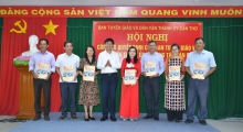 Ban Tuyên giáo và Dân vận Thành ủy trao quyết định nghỉ hưu trước tuổi, nghỉ thôi việc cho cán bộ và người lao động