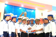 Vùng 4 Hải quân trao hàng trăm lá thư tới quân và dân Trường Sa