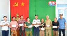 Cảnh sát biển tặng quà Tết các gia đình chính sách và hộ nghèo