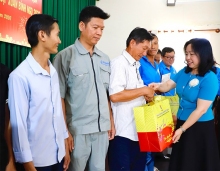 Lãnh đạo Tổng Liên đoàn lao động Việt Nam tặng quà Tết cho đoàn viên, người lao động Cần Thơ