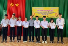 Bệnh viện Da liễu TP. Hồ Chí Minh trao học bổng cho học sinh Trường THPT Chiêm Thành Tấn, TP. Cần Thơ