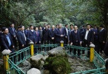 XÃ LUẬN: Dưới cờ Đảng quang vinh, vững bước tiến mạnh vào kỷ nguyên mới