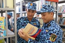 Thủy thủ tàu ngầm đọc sách dưới lòng đại dương