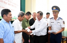 Đoàn công tác TP Cần Thơ thăm, tặng quà tại đảo Thổ Chu