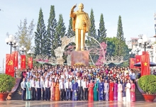 Kỷ niệm 136 năm Ngày sinh Chủ tịch Hồ Chí Minh (19/5/1890-19/5/2026): Ngàn hoa dâng Bác