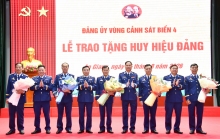 Đảng ủy Vùng Cảnh sát biển 4 trao hiệu hiệu 35 năm, 30 năm tuổi Đảng