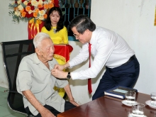 Trao Huy hiệu 80 năm tuổi Đảng cho đảng viên Phạm Duy Khương