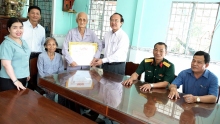 Lãnh đạo xã Nhơn Ái thăm, chúc thọ các cụ trên 100 tuổi