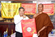 Phó Bí thư Thường trực Thành ủy thăm, tặng quà chùa Khmer và trường học nhân lễ Sene Dolta
