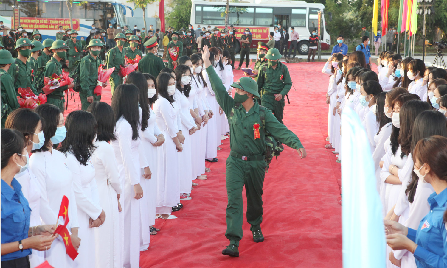 Thanh niên Cần Thơ hăng hái lên đường bảo vệ Tổ quốc (năm 2021). Ảnh: Nguyễn Thắng.