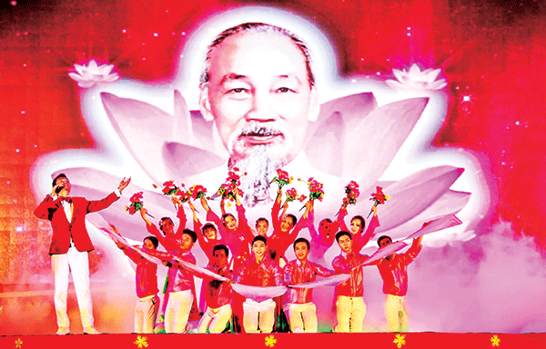 Sinh thời, Chủ tịch Hồ Chí Minh đặc biệt quan tâm đến lĩnh vực văn hóa, nghệ thuật. Ảnh minh họa, Một chương trình nghệ thuật ca ngợi Đảng, Bác Hồ tại TP Cần Thơ. Ảnh: Duy Khôi.